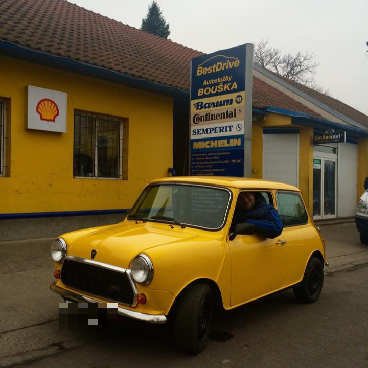 Žluté Mini před servisem AUTO BOUŠKA