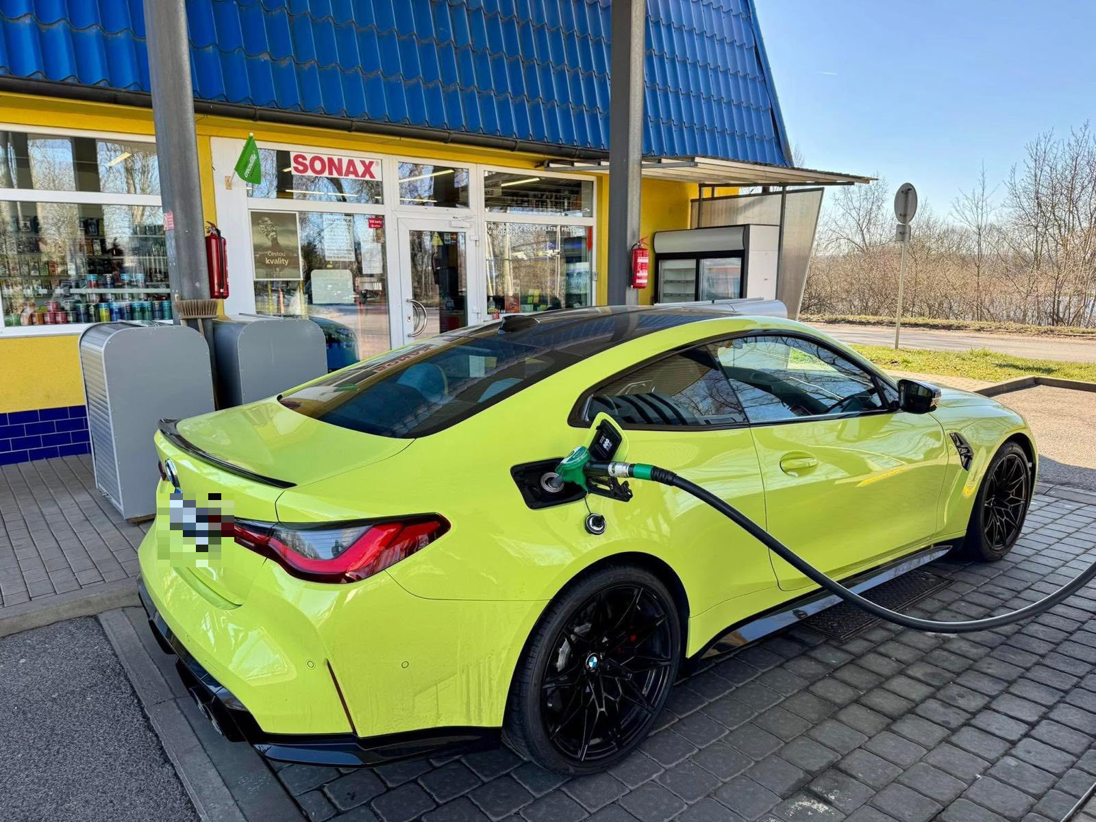 Tankování BMW M4 na čerpací stanici AUTO BOUŠKA Štětí
