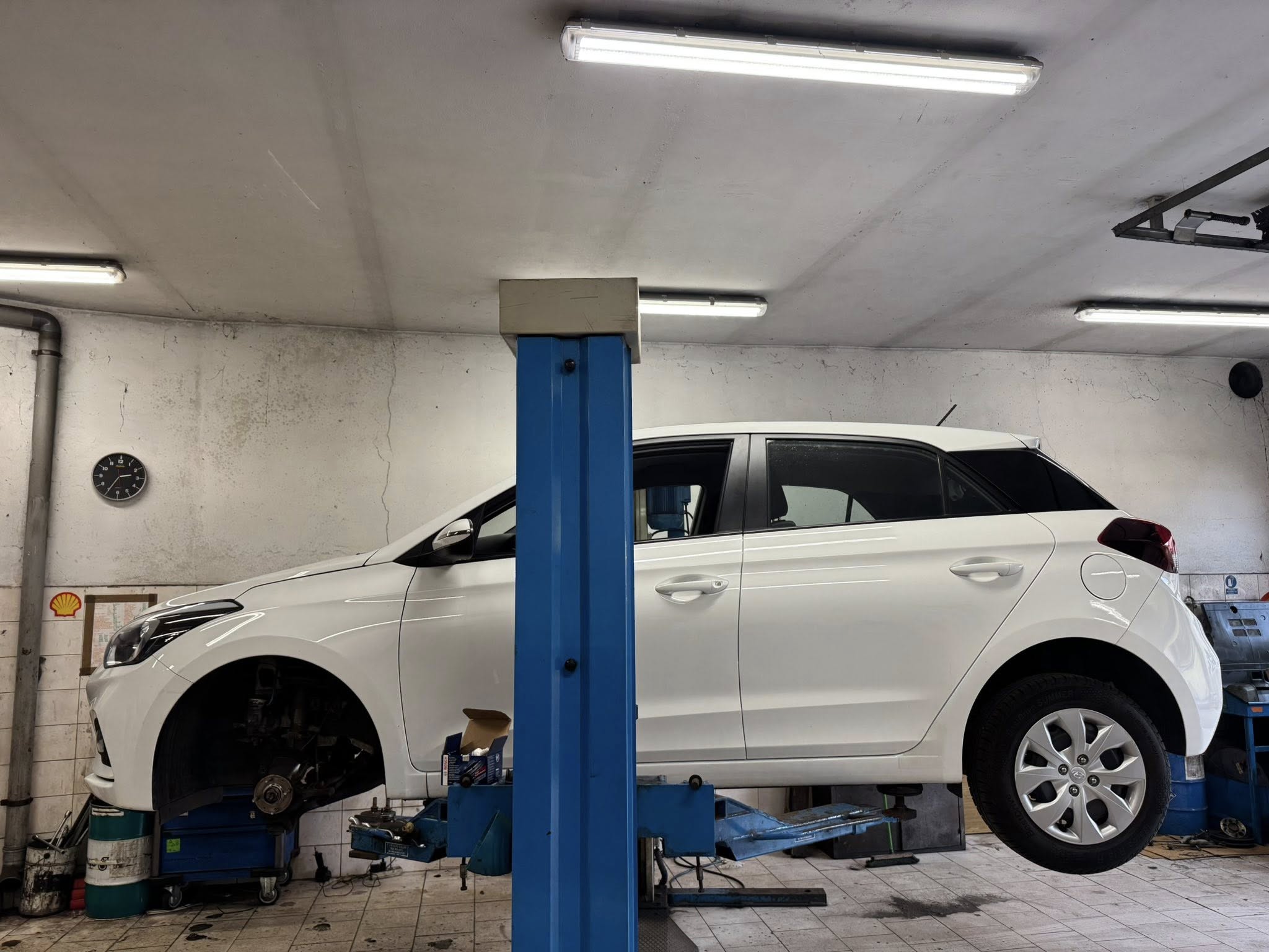 Hyundai i20 na zvedáku – autoservis AUTO BOUŠKA