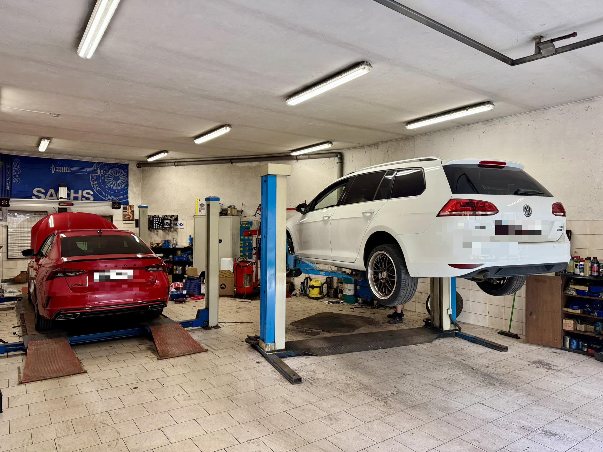 Dílna autoservisu AUTO BOUŠKA – vozy na zvedácích