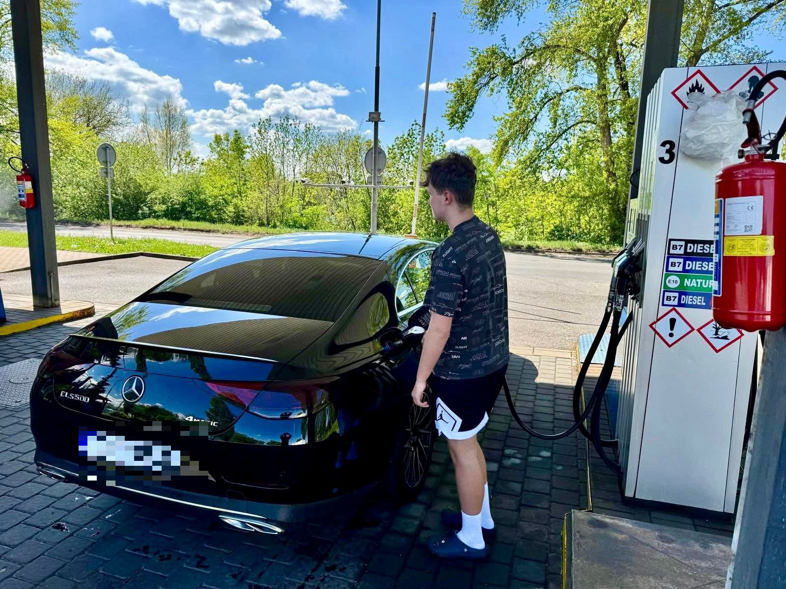 Zákazník tankuje u výdejního stojanu – čerpací stanice AUTO BOUŠKA Štětí