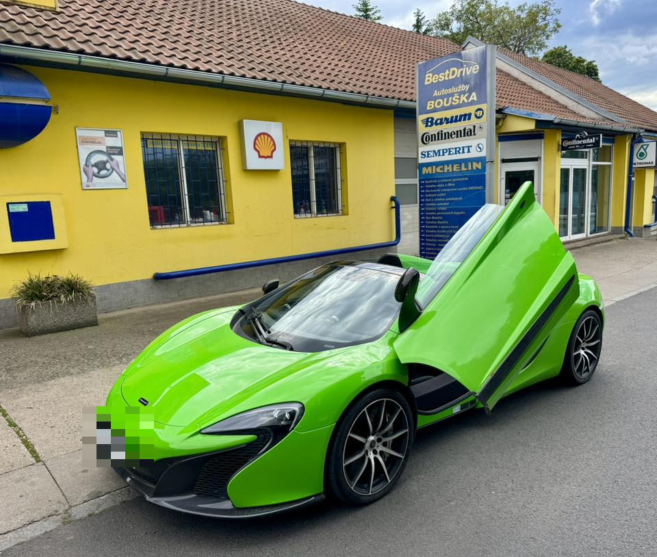 Home McLaren před provozovnou AUTO BOUŠKA BestDrive