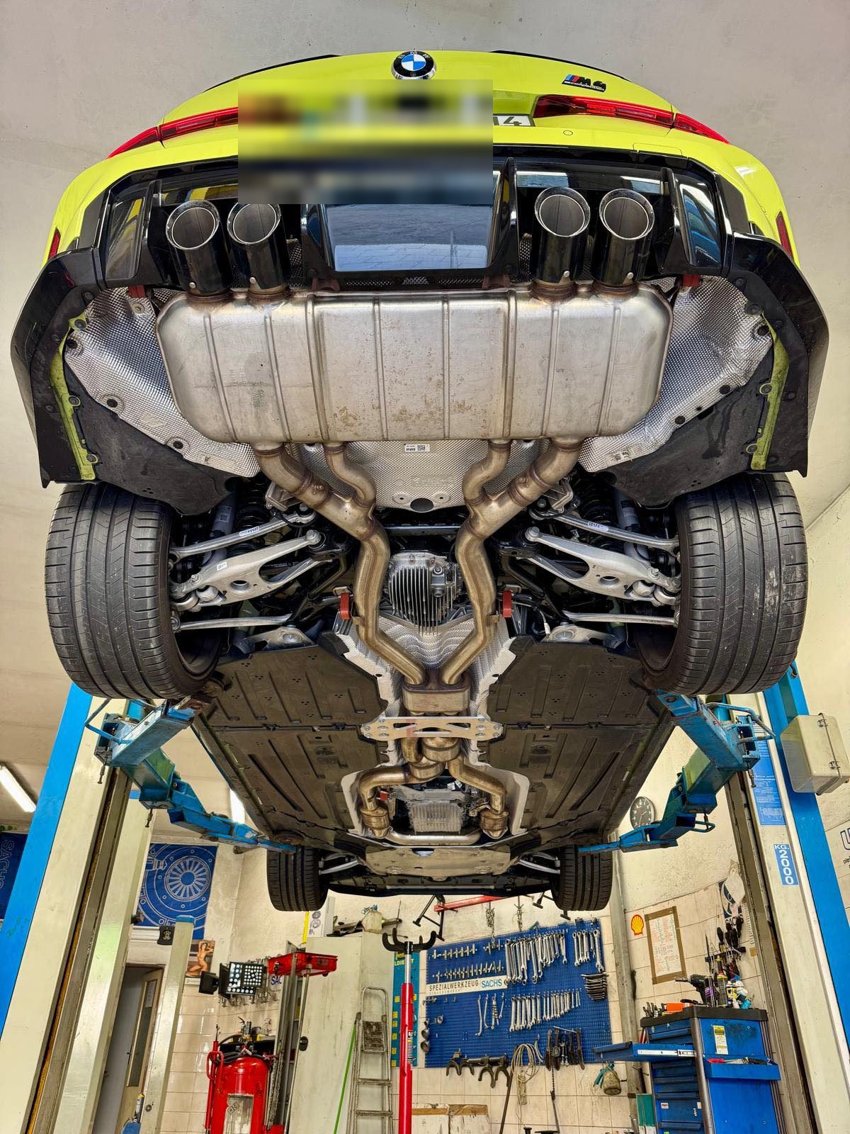 Podvozek BMW M4 na zvedáku – autoservis AUTO BOUŠKA