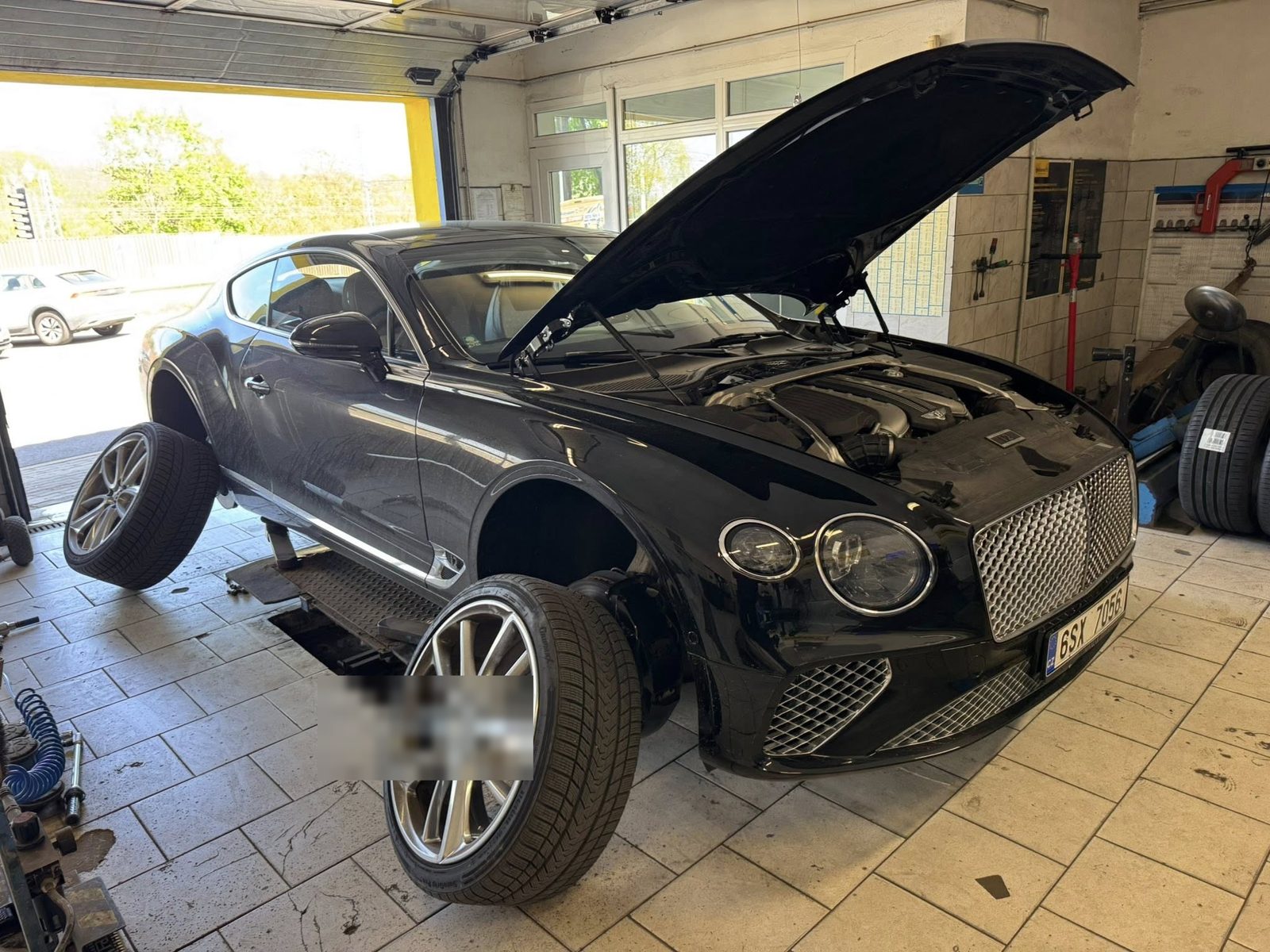 Bentley Continental se sundaným kolem – pneuservis AUTO BOUŠKA