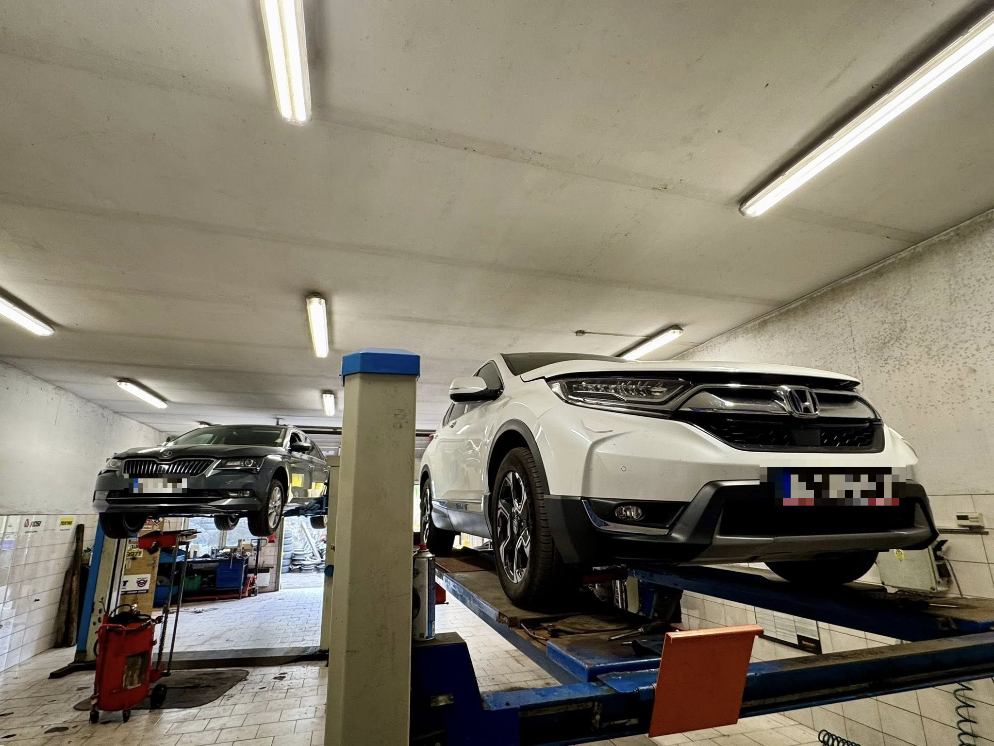 Škoda Superb a Honda CR-V na zvedácích – dílna AUTO BOUŠKA