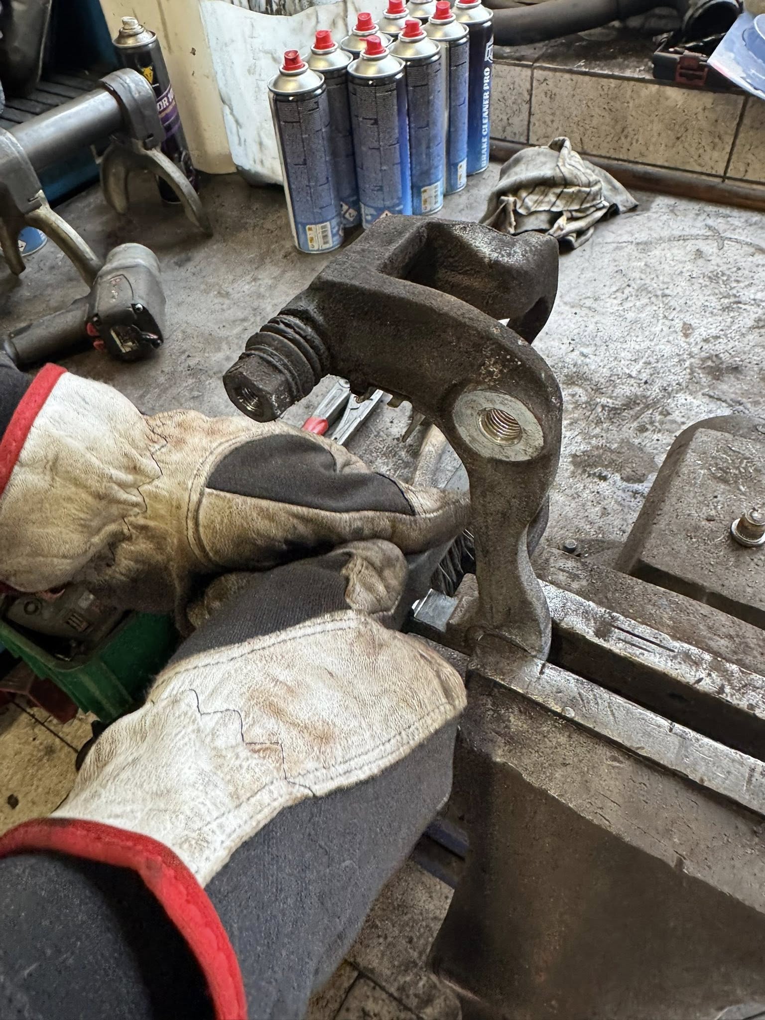 Mechanik s náhradními díly – autoservis AUTO BOUŠKA Roudnice