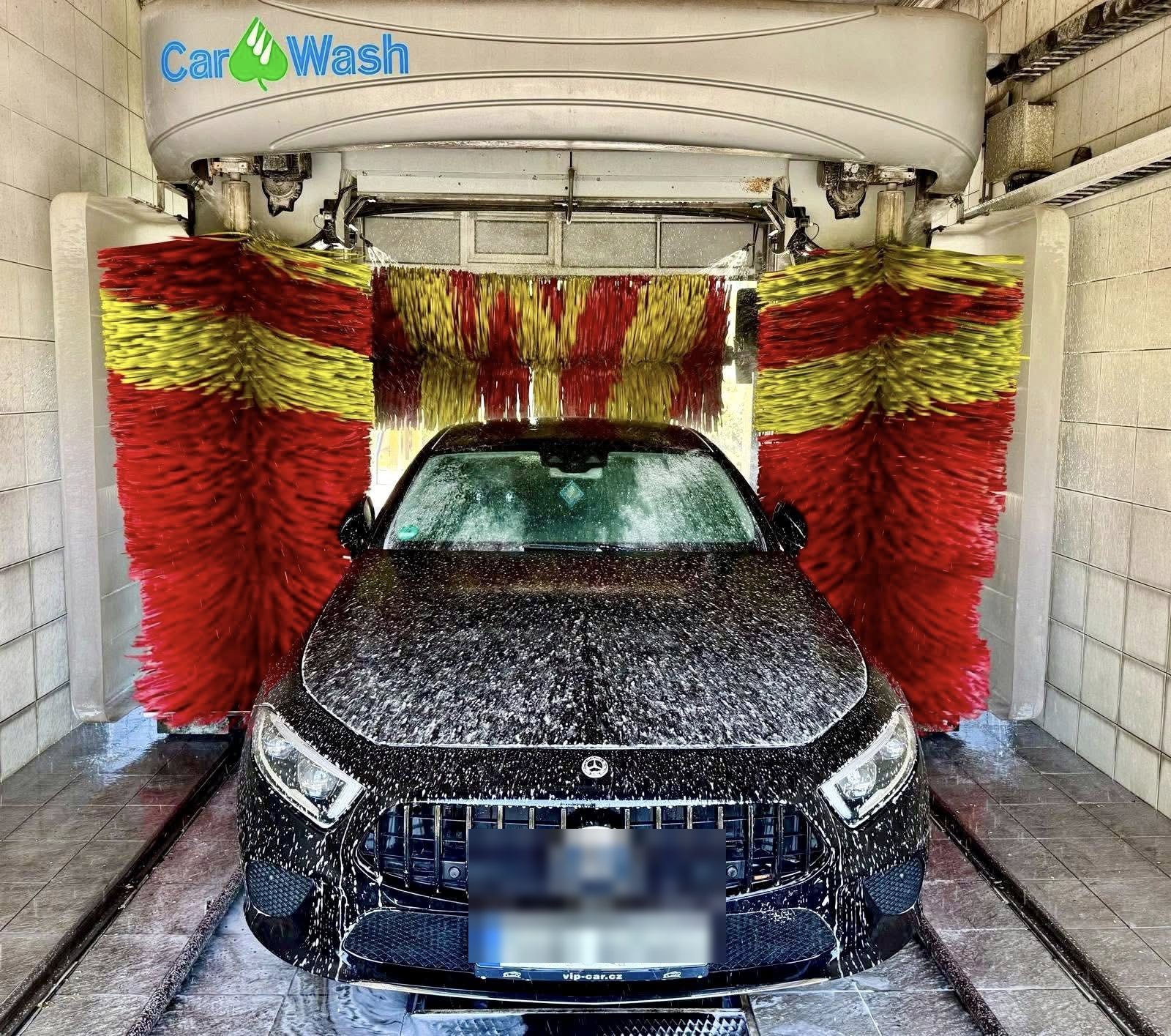Vůz v pěně v automatické myčce – AUTO BOUŠKA Štětí