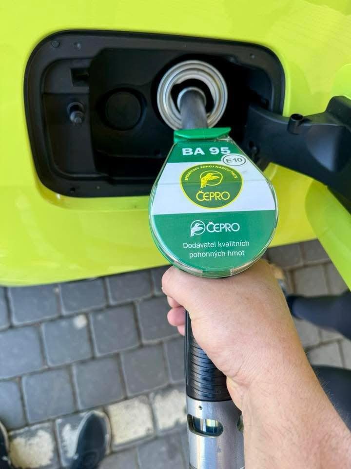 Pistole s palivem ČEPRO v hrdle nádrže – čerpací stanice AUTO BOUŠKA Štětí