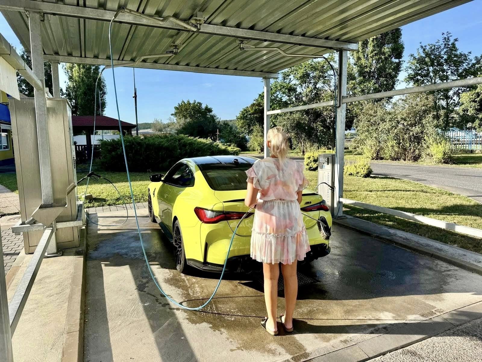 Ruční mytí BMW M4 v mycím boxu – myčka AUTO BOUŠKA Štětí