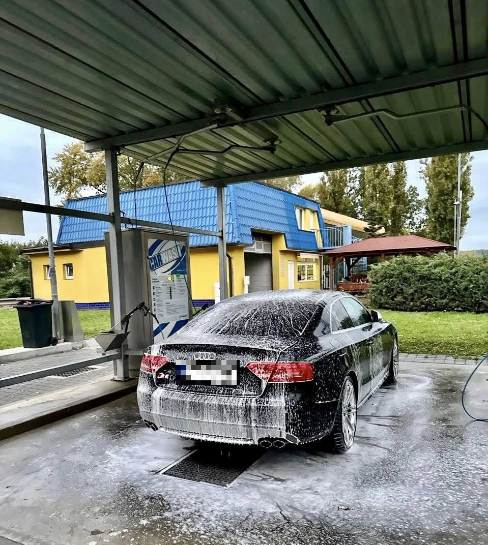 Audi S5 v pěně u mycího boxu – myčka AUTO BOUŠKA Štětí