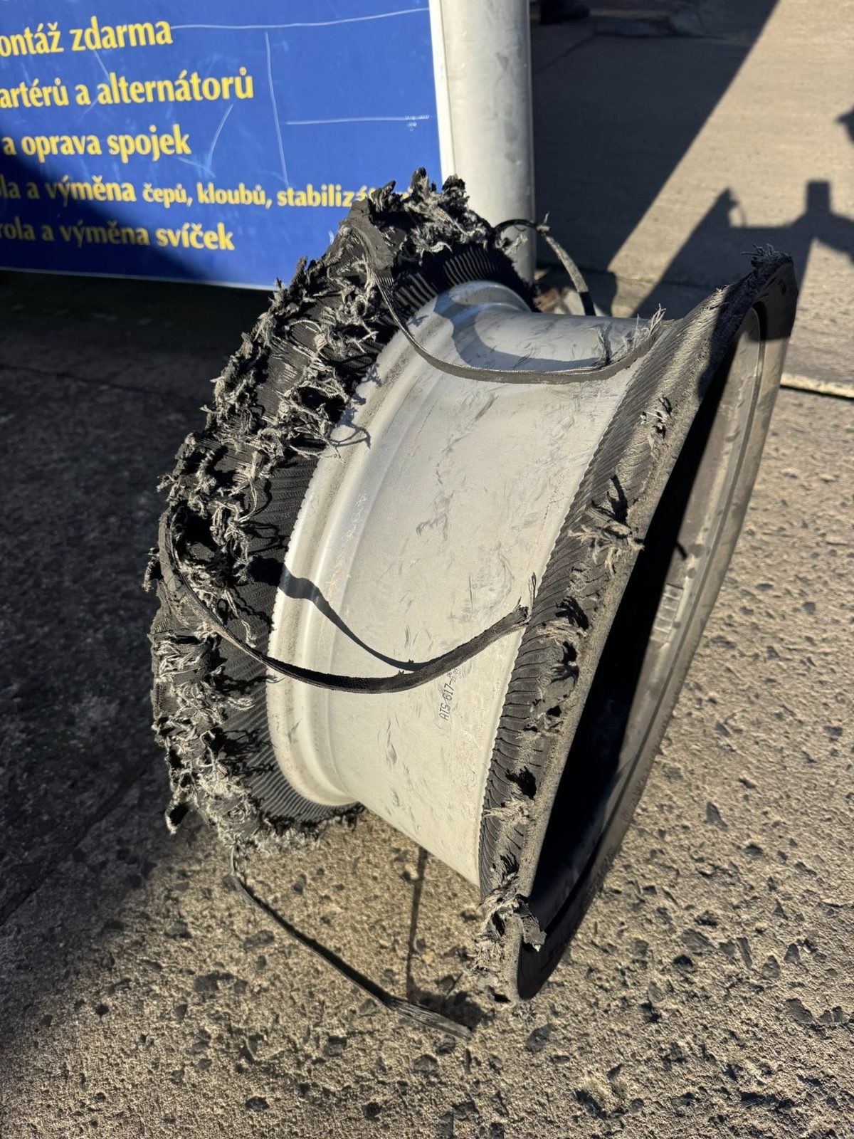 Zničená pneumatika na alu kole – pneuservis AUTO BOUŠKA Roudnice nad Labem