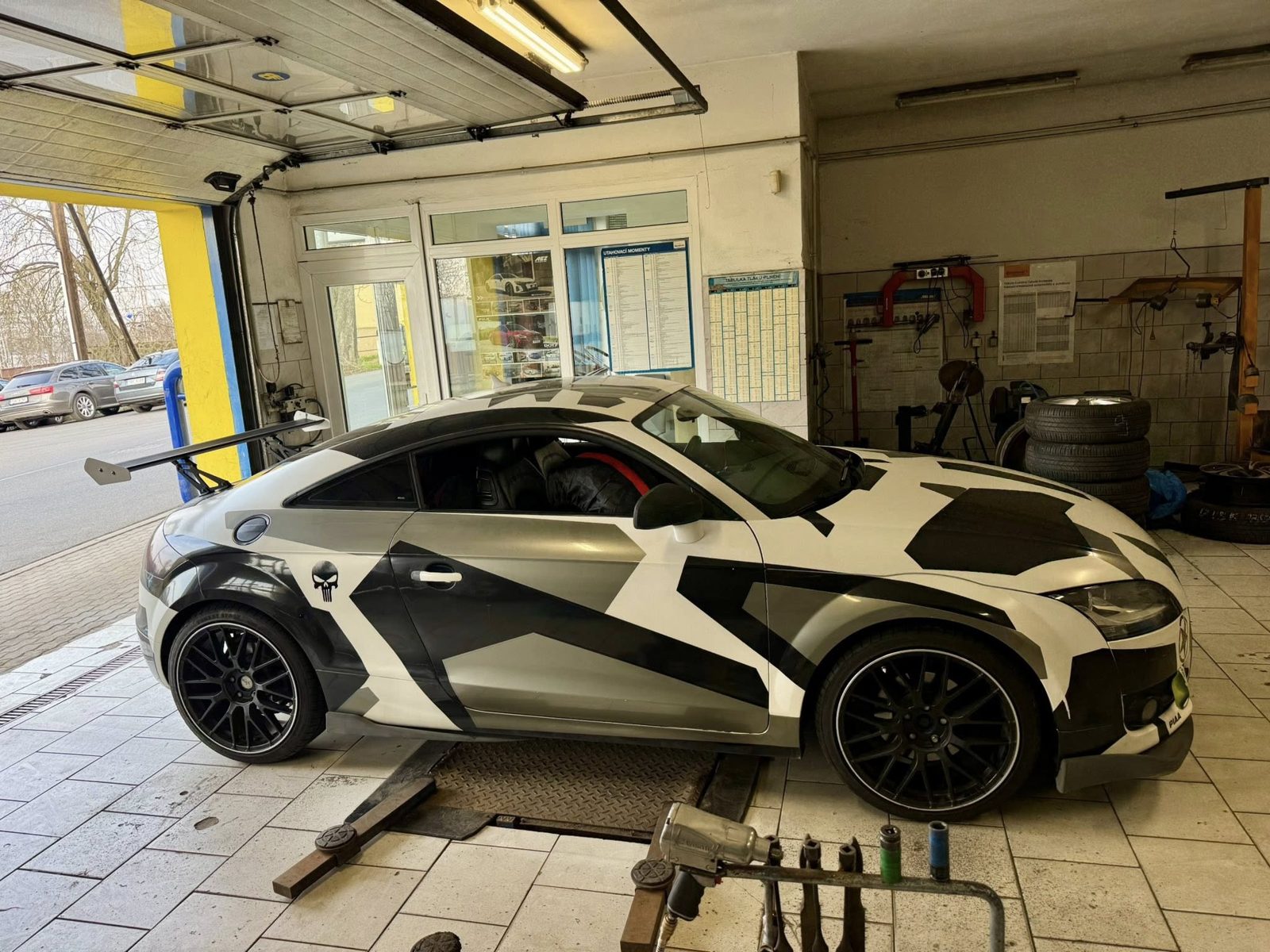 BMW řady 7 v pneuservisu AUTO BOUŠKA, pobočka BestDrive